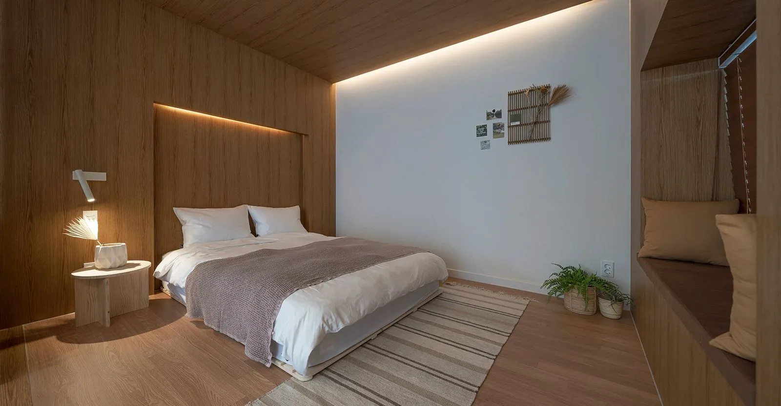 원목 천장 아래 침실